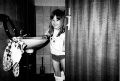 Nicole zurück von der Toilette